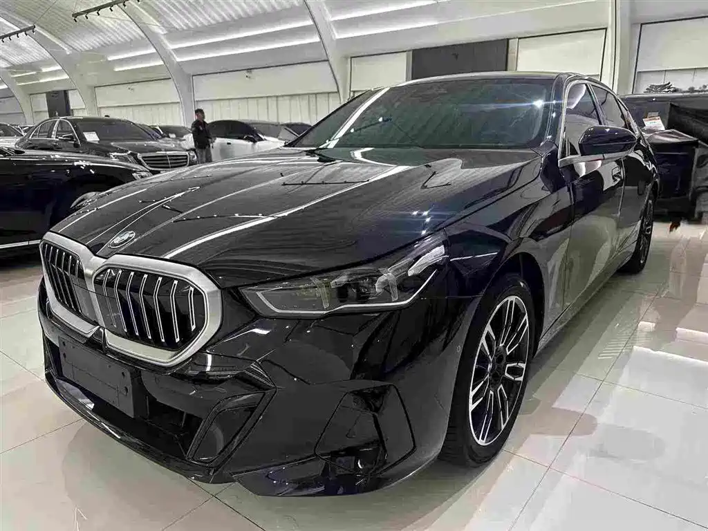 BMW 5 Series — фото 1