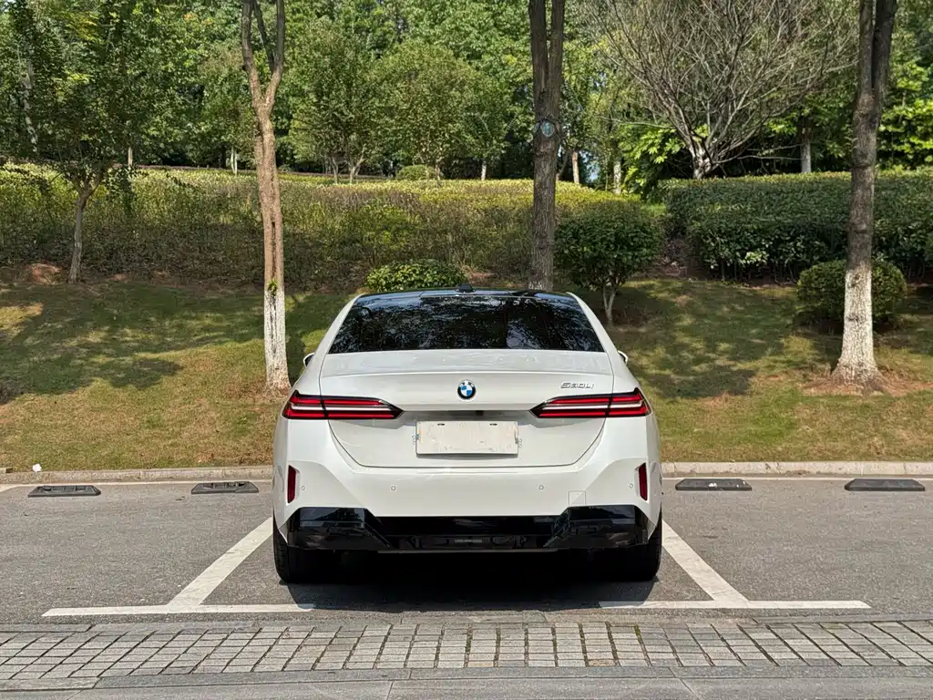BMW 5 Series — фото 14