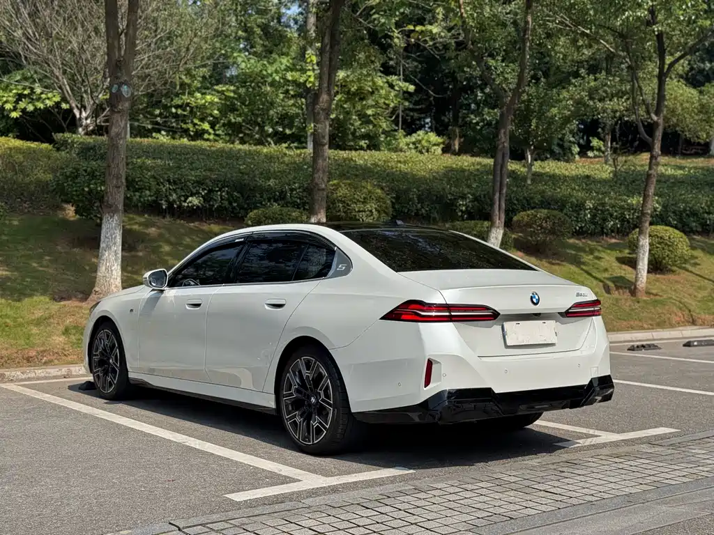 BMW 5 Series — фото 15