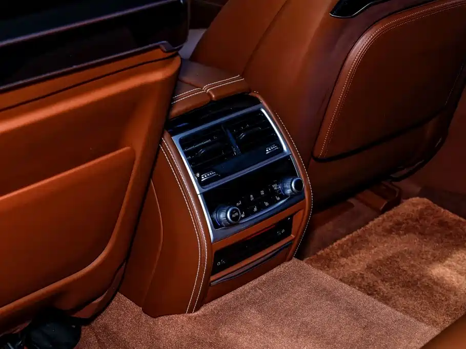 BMW 7 Series — фото 10