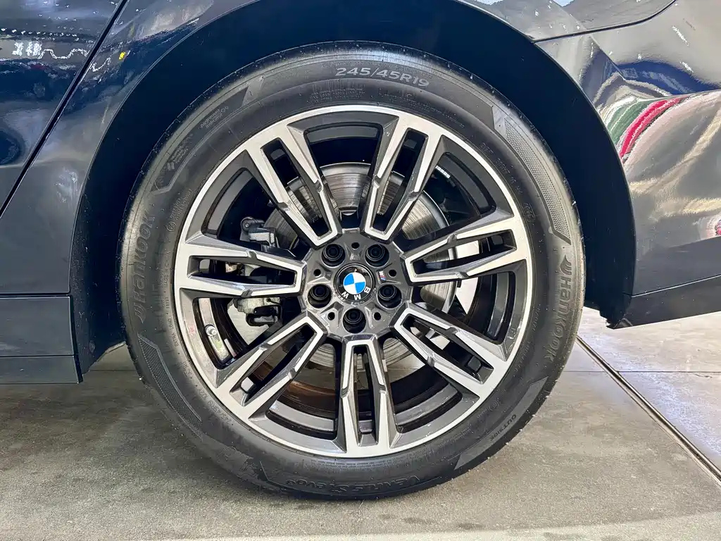 BMW 5 Series — фото 18