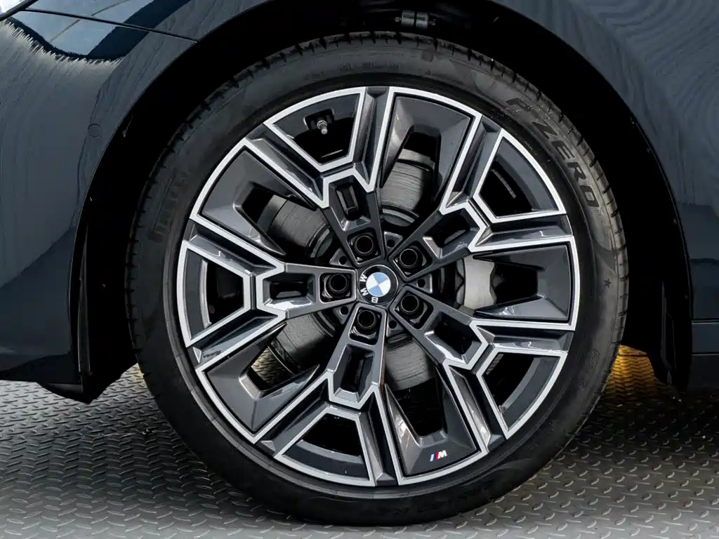 BMW 5 Series — фото 10