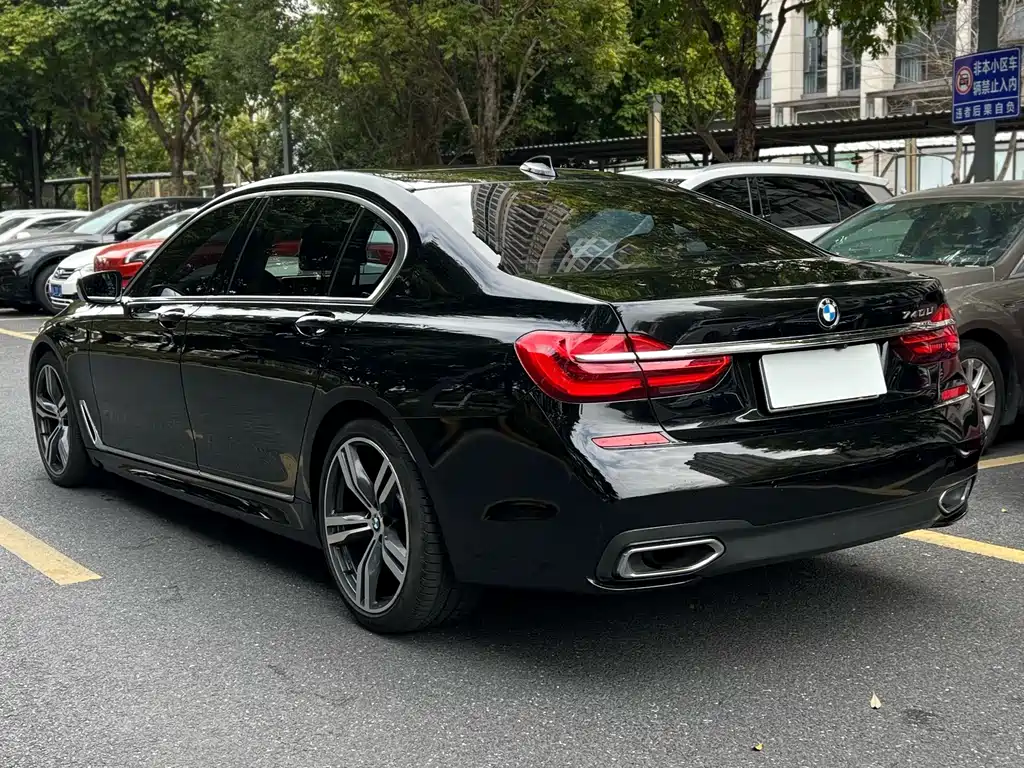 BMW 7 Series — фото 11