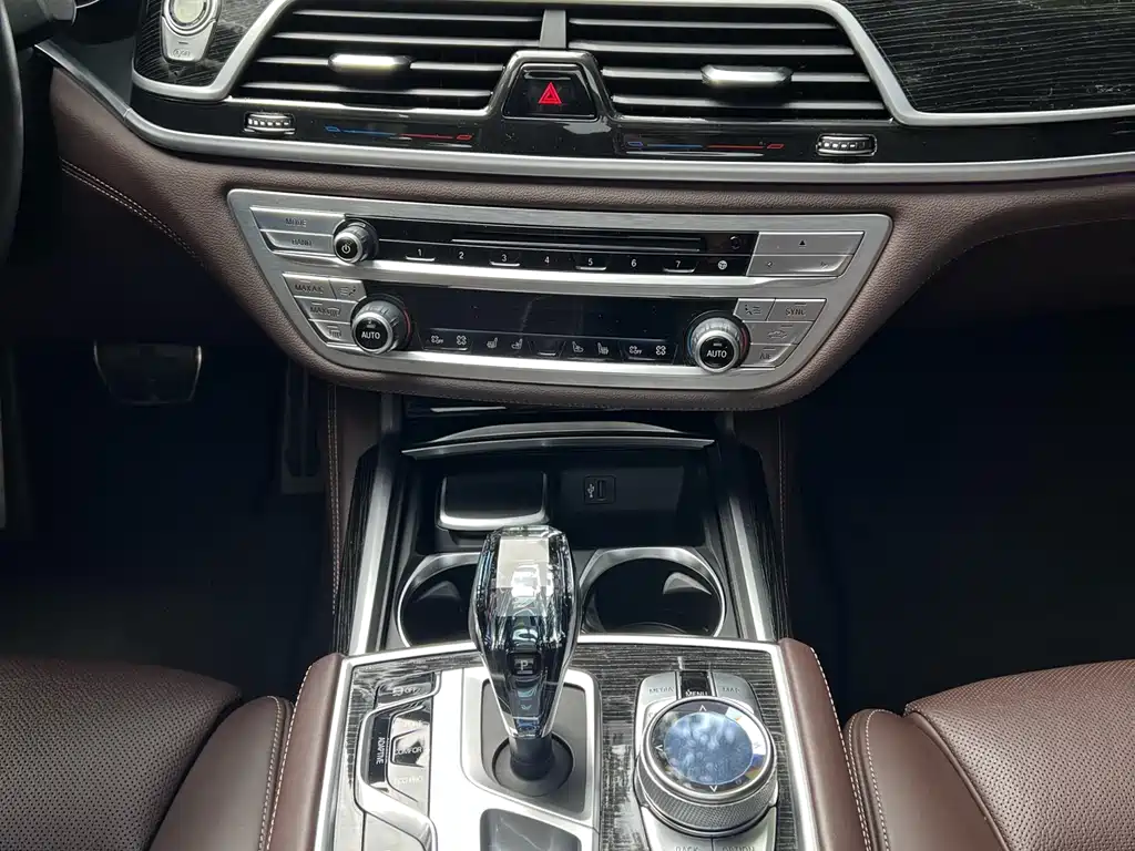 BMW 7 Series — фото 17