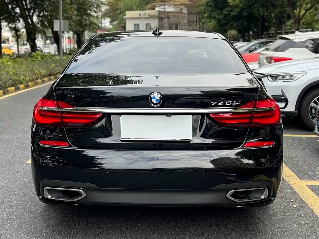 BMW 7 Series — фото 10