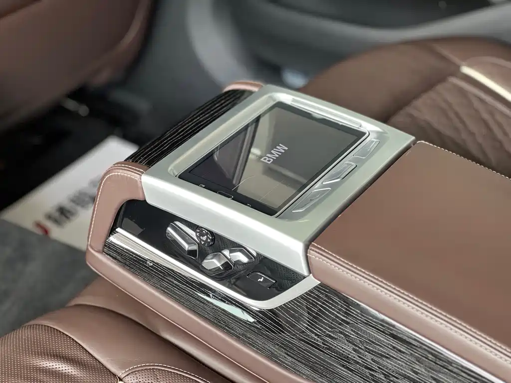 BMW 7 Series — фото 14