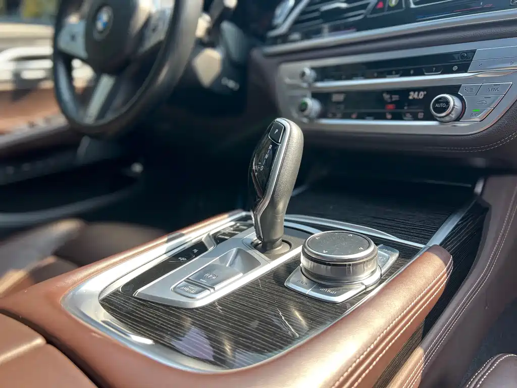 BMW 7 Series — фото 11