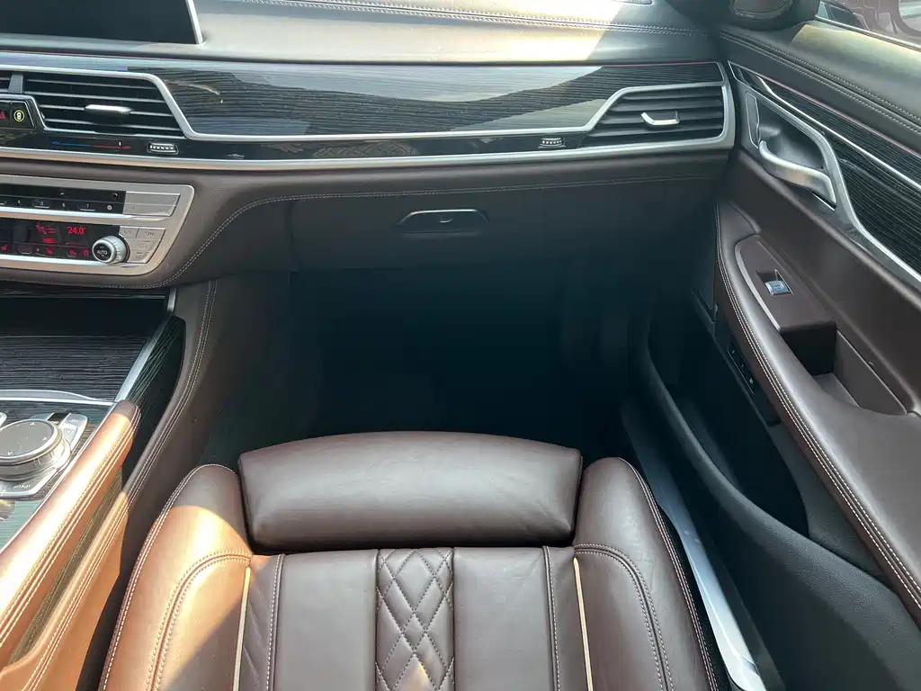 BMW 7 Series — фото 15