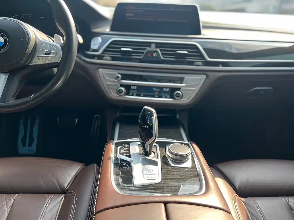 BMW 7 Series — фото 16