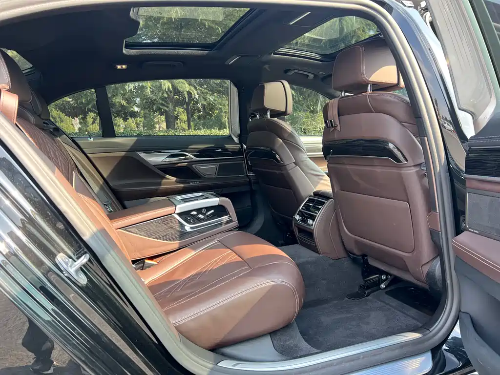 BMW 7 Series — фото 10