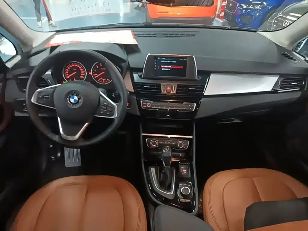 BMW 2 Series Active Tourer — фото 9