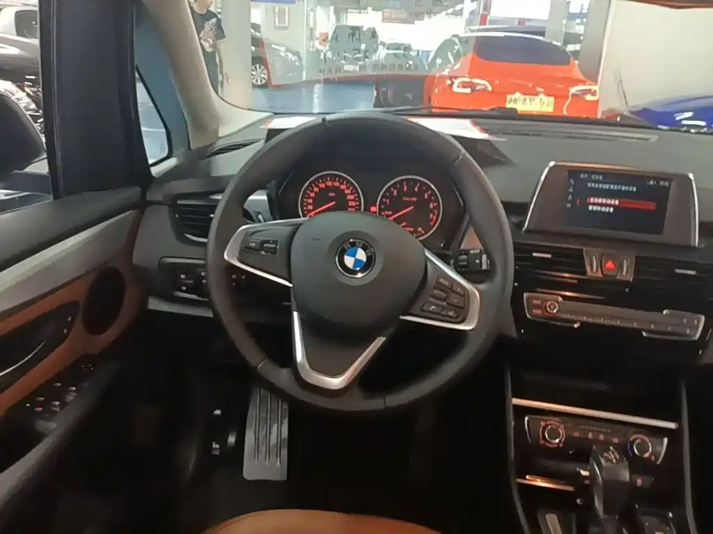 BMW 2 Series Active Tourer — фото 10