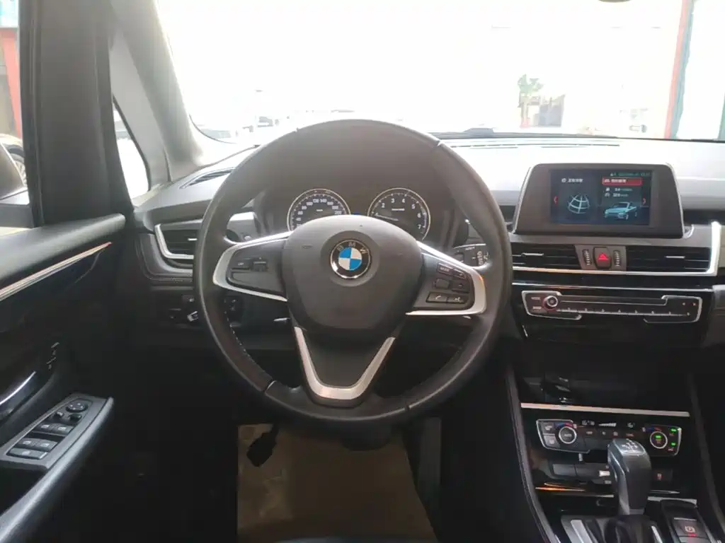 BMW 2 Series Active Tourer — фото 10
