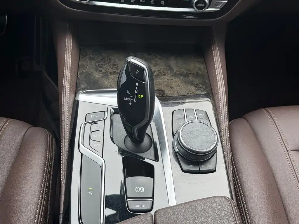 BMW 5 Series — фото 14