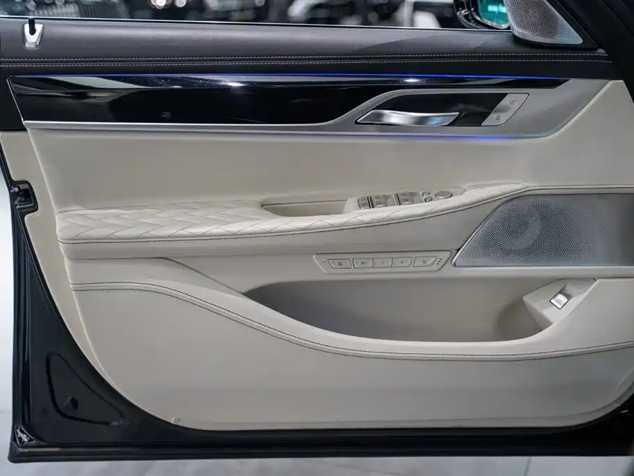BMW 7 Series — фото 10