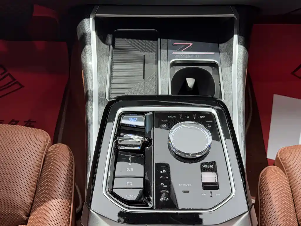 BMW i7 — фото 15