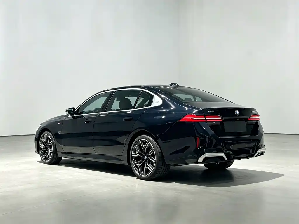 BMW 5 Series — фото 9