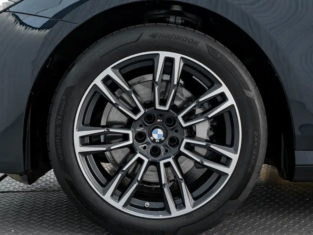 BMW 5 Series — фото 10