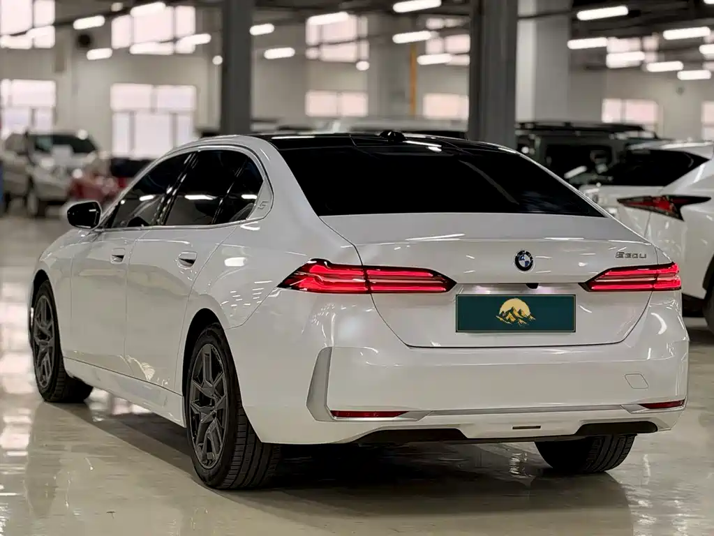 BMW 5 Series — фото 4