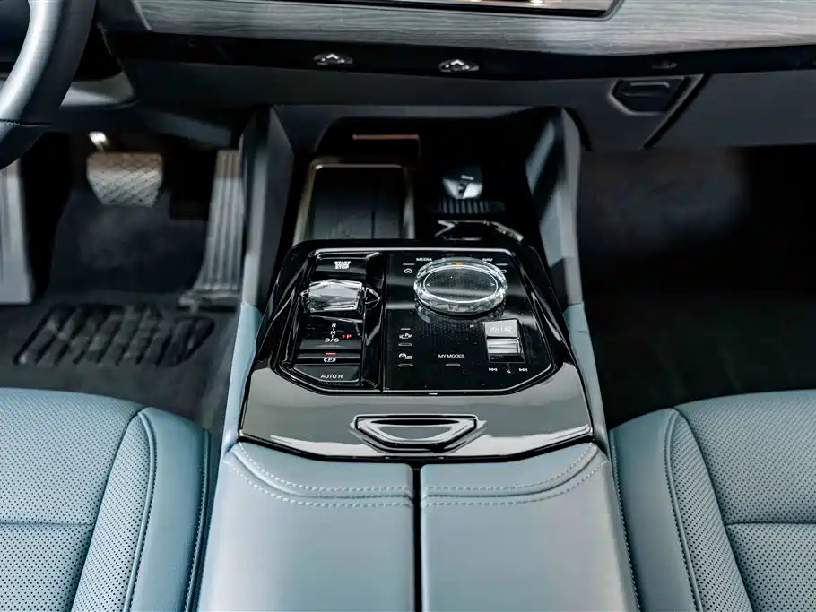 BMW 5 Series — фото 15