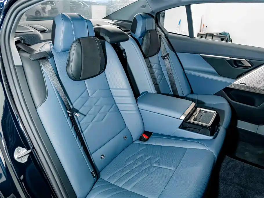 BMW 5 Series — фото 24