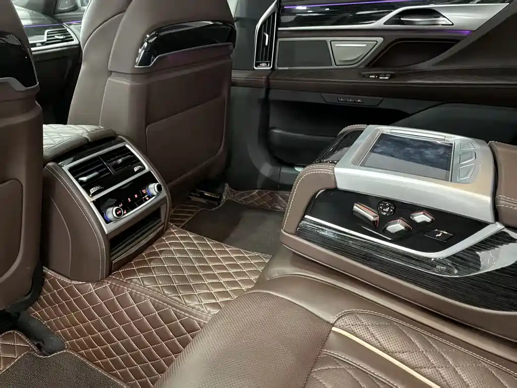 BMW 7 Series — фото 10