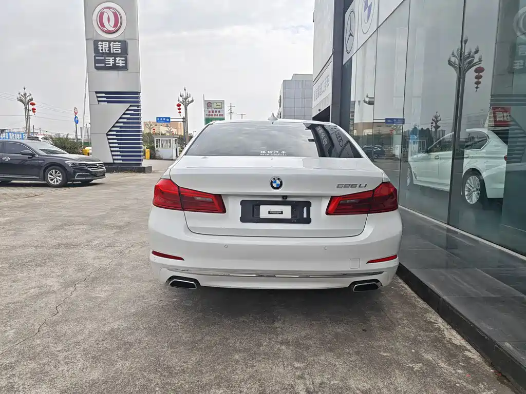 BMW 5 Series — фото 14