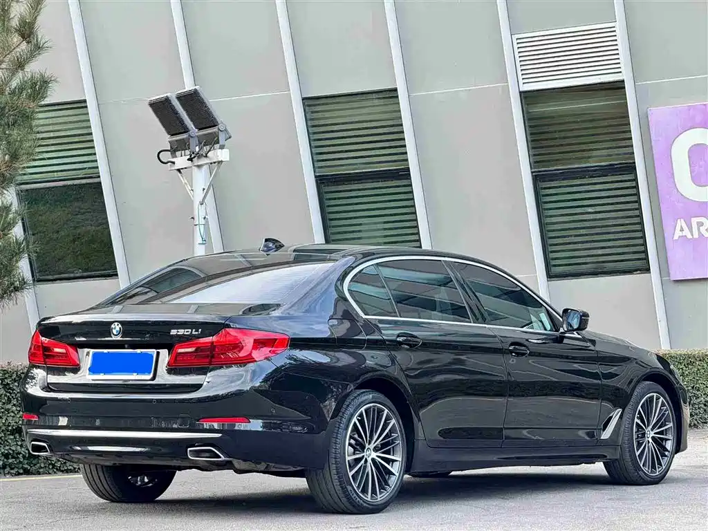 BMW 5 Series — фото 15