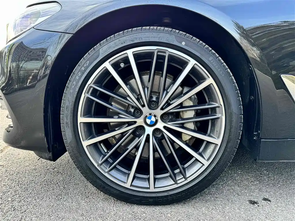 BMW 5 Series — фото 4