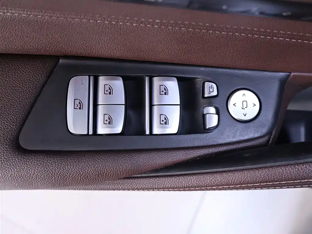BMW 5 Series — фото 17
