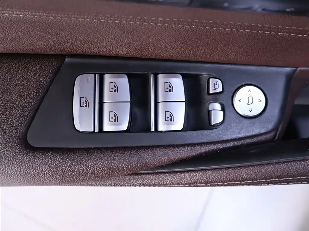 BMW 5 Series — фото 19