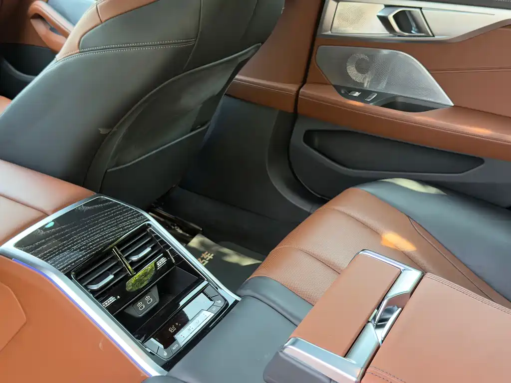 BMW 8 Series — фото 27
