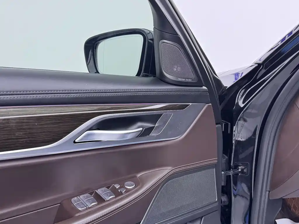 BMW 7 Series — фото 13