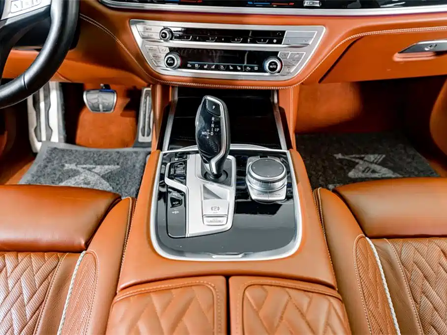 BMW 7 Series — фото 15