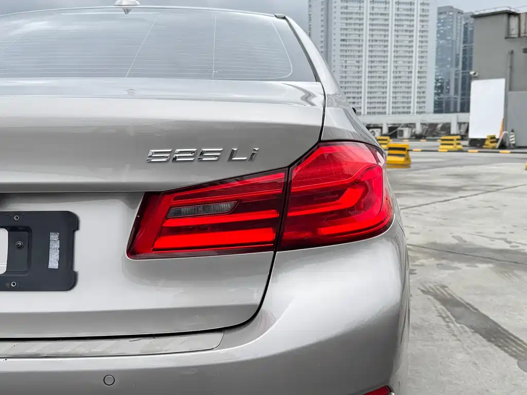 BMW 5 Series — фото 18