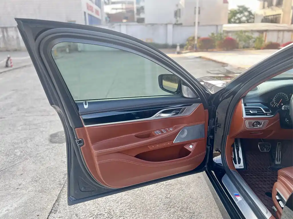 BMW 7 Series — фото 15