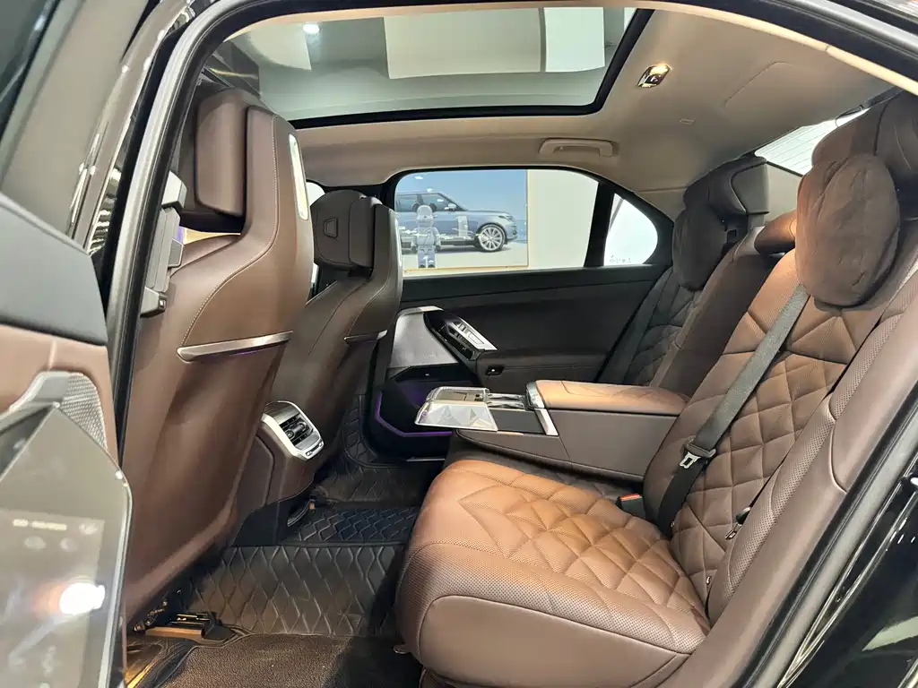BMW 7 Series — фото 14