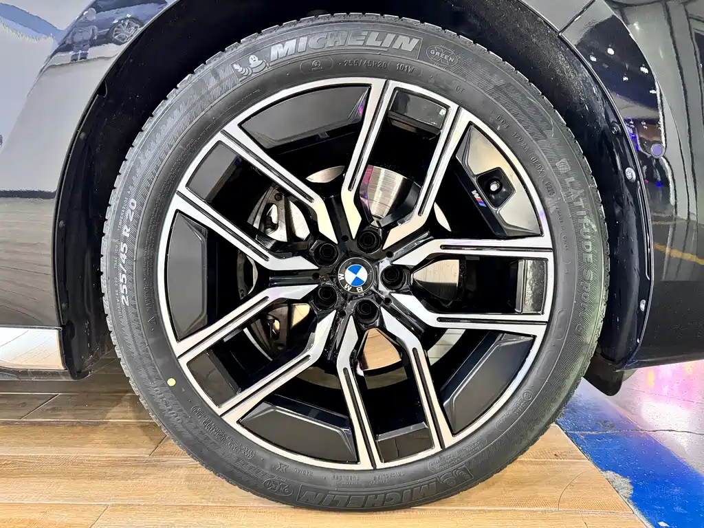 BMW 7 Series — фото 22