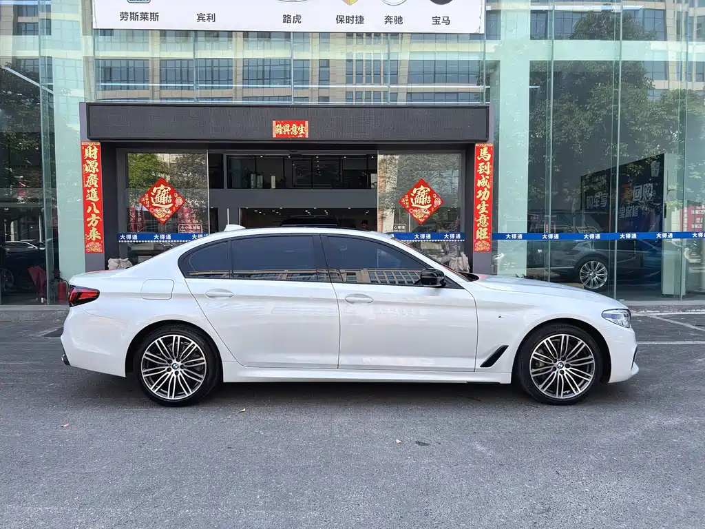 BMW 5 Series — фото 18
