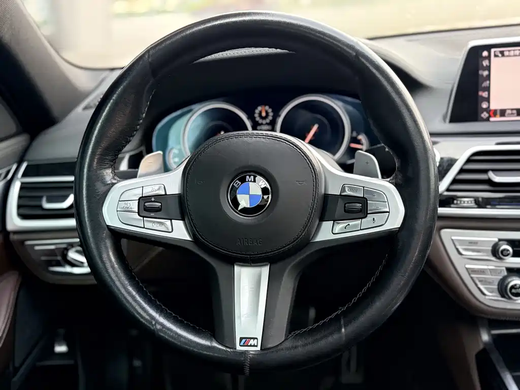 BMW 7 Series — фото 11