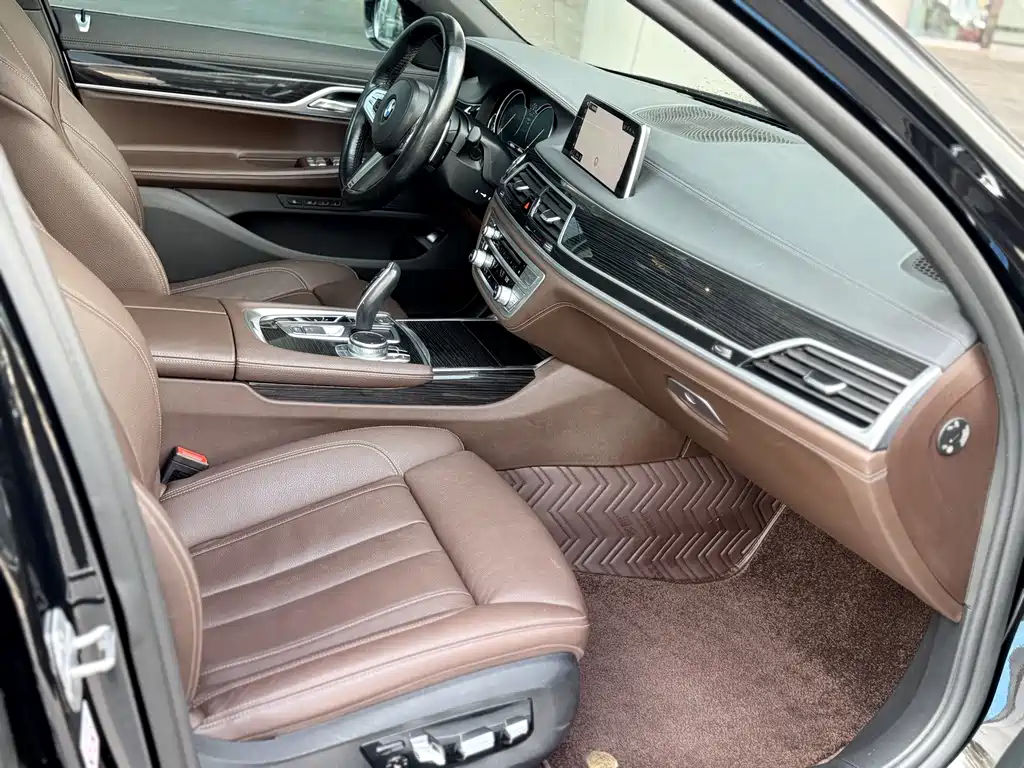 BMW 7 Series — фото 14