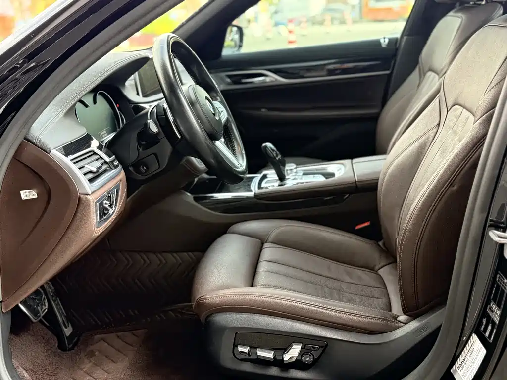 BMW 7 Series — фото 15