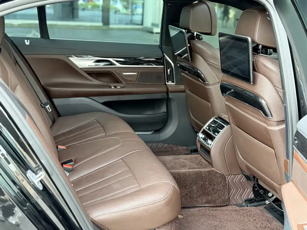 BMW 7 Series — фото 16