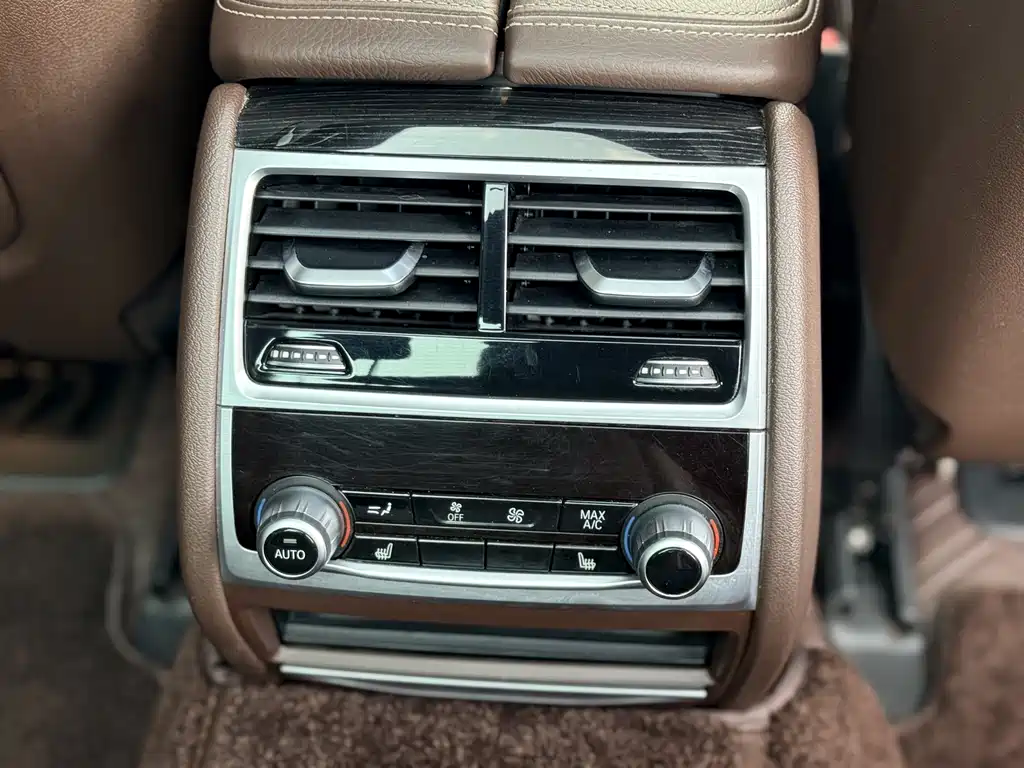 BMW 7 Series — фото 17