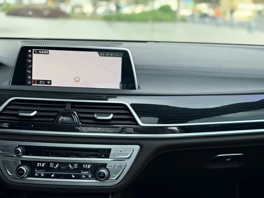 BMW 7 Series — фото 18