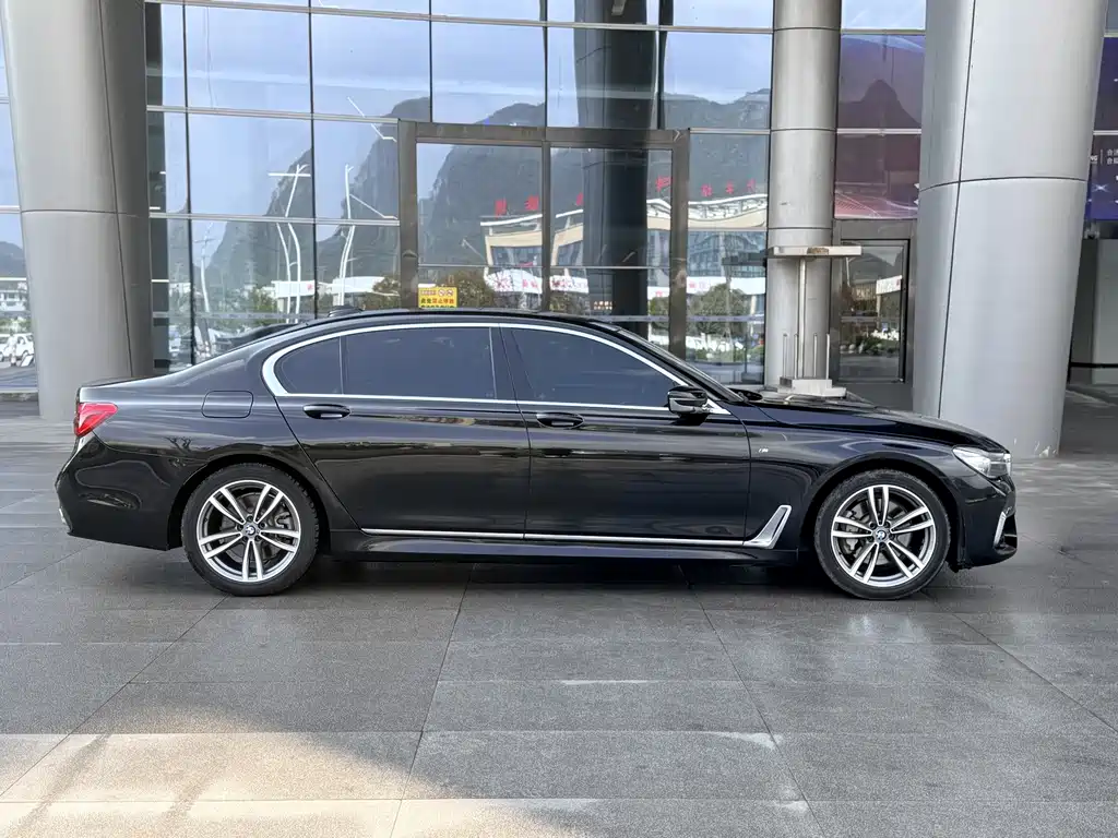 BMW 7 Series — фото 5