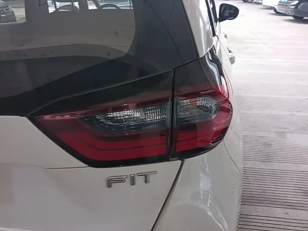 Honda Fit — фото 7