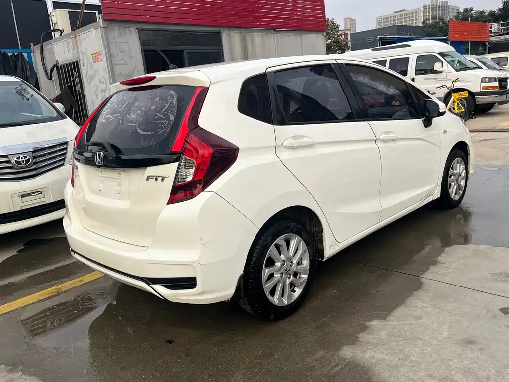 Honda Fit — фото 8