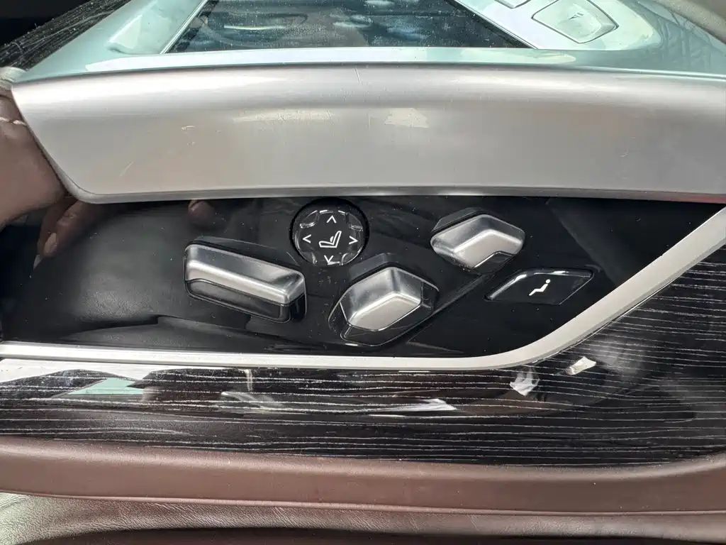 BMW 7 Series — фото 18
