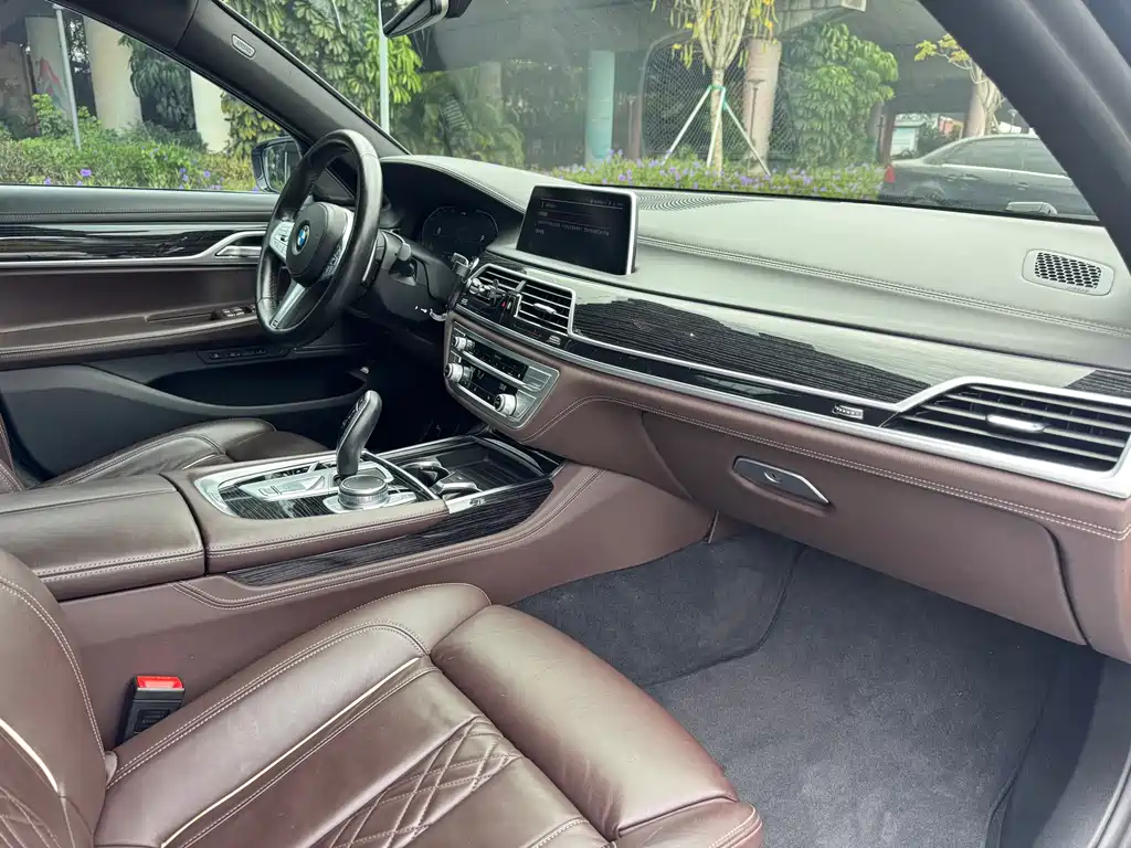 BMW 7 Series — фото 10
